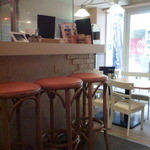Spice Cafe SATASI 87 - 入口付近のカウンターとテーブル席