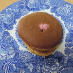 清水屋 - 東村山塩どら（塩漬けの桜の花がポイント）