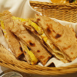 シターラ - ローティ(520円)、パランタ(520円)、ペシャワリ・ナーン(720円)