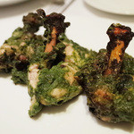 シターラ - ムルギ・チャンプ(2060円) コリアンダーやミントで味付けした骨付きチキン