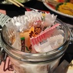 怪獣酒場 - お通しは駄菓子屋のような瓶詰めのおかき、でした