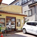 手作りケーキとパンの店 Lievre - 入口付近です②(2015-7-11登録)