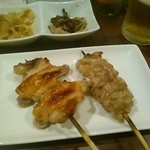 Yakitori Brochette - お通しに手羽先とせせり