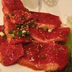 とうがらし焼肉韓国家庭料理 - なんやっちゃぁ〜。
            知人も一緒なので、各部位のお肉を食べさせていただきました。