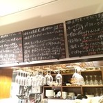 ダ カゼッタ - 黒板メニューと厨房
