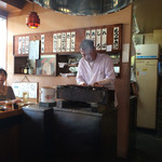 三平 - 焼き場は大変です！
      この方は三平で5年間修業して，今では「もつやき　たろう」の大将となりました！！！良かった！