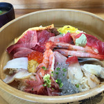 金寿司 地魚定 - 海鮮丼、お味噌汁付き。1500円（外税）。