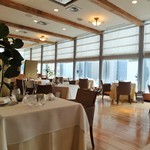 エスキス - 陽光が入り、明るい店内