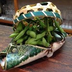 酔 - 枝豆（上は皮入れのざる）