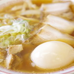喜多方食堂 - 蔵出ししょうゆラーメン＋味玉、切り落としチャーシュー