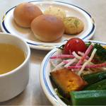 Sutekigasuto - 料理待つ間に、まずはサラダとスープとパン