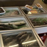 魚久 - 遅い時間でしたが、それでも結構品数ありました。