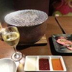 Sumibi Sarai - 塩タン(ハーフ)500円と白ワイン450円。四角い小皿にはレモン汁・味噌ダレ・醬油ダレ、、、味付けが3種あるのも嬉しい。
