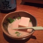 沖縄ダイニングかりゆし - 豆腐よう、削り取る様にして食べます。進みます。