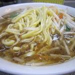 中華麺店 喜楽 - 玉子が入った中太平打ち麺