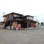 ラーメン鈴弥 - 国道沿いの店舗を駐車場から望む