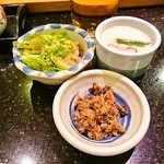 梅丘寿司の美登利総本店 - セットのサラダ・茶碗蒸し、付きだし