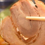 新地ら～麺 近松 - チャーシューです。この日は結構厚く切られていた気がする。