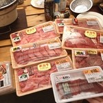 肉まる本店 - 飛騨牛の卸のお店の駐車場で、七輪で焼けるんだわ（≧∇≦）なくなったら補充！無くなったら補充！(( ⊙ਊ⊙)