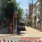 珍々亭 - この道をまっすぐ進みます。