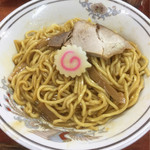 珍々亭 - 半分程食したら生玉子を混ぜ合わせてチャーシューとナルトを定位置に！