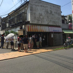 珍々亭 - 看板がありませんので行列が目印です(^^)