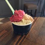 ジェラテリア アクオリーナ - 紅さやか+（100円） ピスタッキオ チャイの3種盛り 合計（730円）