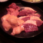 焼肉食堂 JUICY - シンゾウ・マルチョウ・タン（塩）