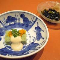 鮨　銀座　鰤門 - よもぎ豆腐にカラスミ　奥はわかめの酢のもの