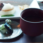 日本料理 「風花」 - 赤出汁と香の物