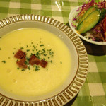 洋食舎グレビー - セットのスープ サラダ