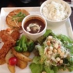 肉バル&オムライス アラヴォートル - 友人がオーダーした海老フライ&チキンのハンバーグ？&カレー&サラダ♪