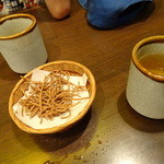 そじ坊 - 揚げそばとお茶が登場