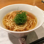 じどりや 穏座 - 川中さん曰く「完成系」の鶏スープのラーメン。麺も美味しいです。