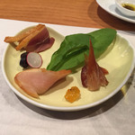 じどりや 穏座 - お馴染みの燻製たち。