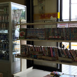 伊賀食堂 - 漫画が、ずらりと。