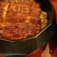 ひつまぶし名古屋備長 ラシック店 - ひつまぶし
                
                今日のディナーはちょっと豪華にひつまぶしです。
                うなぎは関西風のパリッとしてて、私好みです。あとはそのままからの～、薬味を載っけて！出汁をかけて！ただひたすら夢中で戴きました。
                今日は良い夢が見れそうです。満足！御馳走様でした。