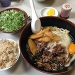 牧のうどん - 肉うどんにゴボ天、たまご、トッピングとかしわごはん