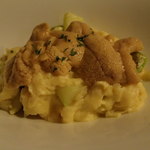 井上さんの新鮮卵とグリーンアスパラのレブエルト　生うに添え