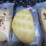 いっぷくせんべい 半月庵 - いっぷく半月・サラダ、中身