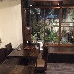 朝〆ほるもん専門店まるじゅう - 落ち着いた店内