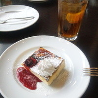 ウルフギャング・パック カフェ 愛知芸術文化センター店 - 手前：カタラーナ　奥：チーズケーキ　苺アイスがチーズケーキから飛び出てる