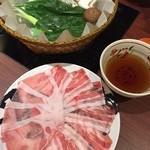 瓢嘻 - しゃぶしゃぶは鍋の代わりに籠を使用。触れても熱くならない工夫だ。