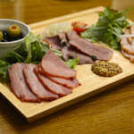 バッカスの胃袋 - スモークした牛、豚タン、鶏