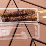 Kishiwadasabisueriakudarisenyagaitokusetsukona - 焼き島もも・かわ（各260円）