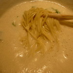 泡とんこつ（麺はこんな感じ）