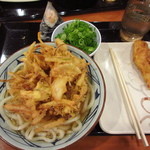 丸亀製麺 - 私のかけうどん+野菜かき揚げ+カシワ天+鮭おにぎり