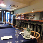 名前のないイタリア料理店 - 店内は奥に長く、カウンター席とテーブル席があります。
      奥には個室があるようでした。
      