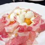 名前のないイタリア料理店 - 宮崎県産マンゴーと水牛のモッツァレラチーズ、パルマ産生ハムの冷菜。
                                
