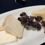 名前のないイタリア料理店 - チーズの盛り合わせ。
      